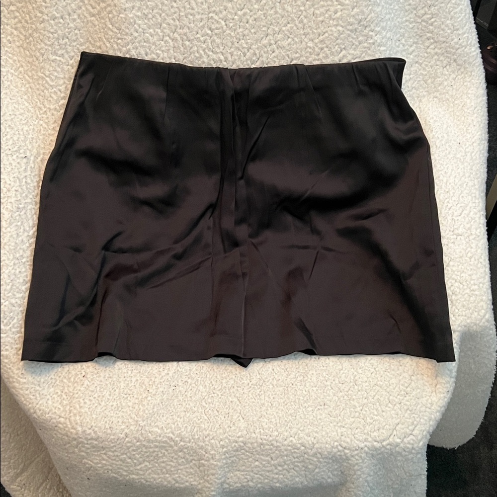 Abercrombie & Fitch black satin mini skort w/ side zipper w/ clasp in Large - Picture 5 of 5